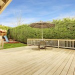 Garten mit großer Terrasse aus Holz